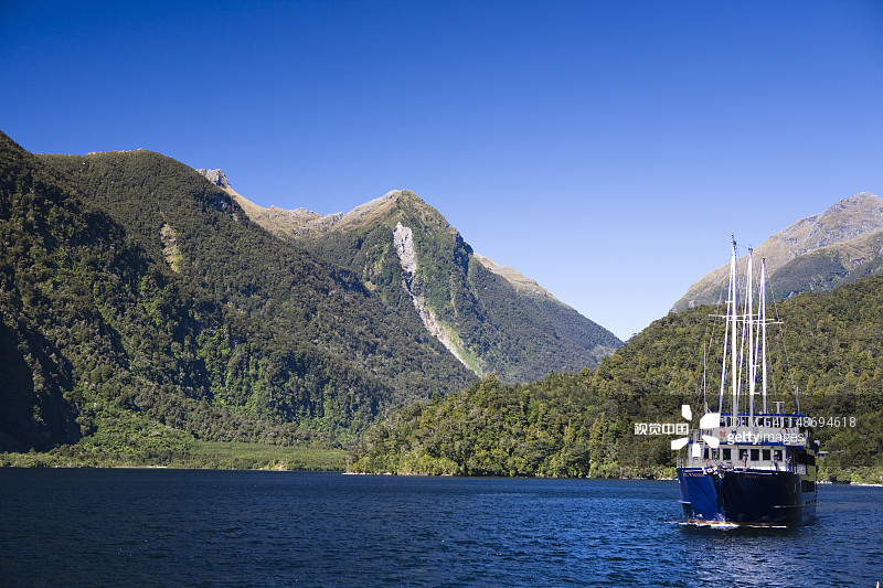 真实旅程号游船:进入遥远 Doubtful Sound 的少数旅游公司之一图片素材
