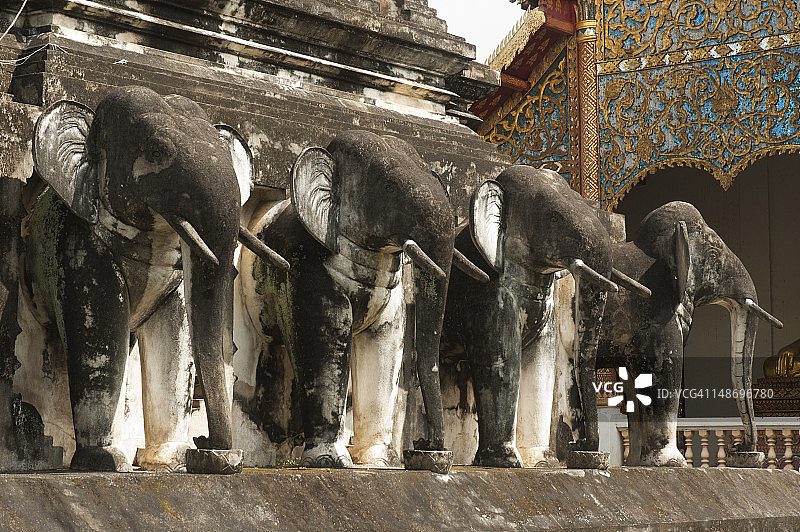 清曼寺的昌隆佛塔和大象雕像图片素材