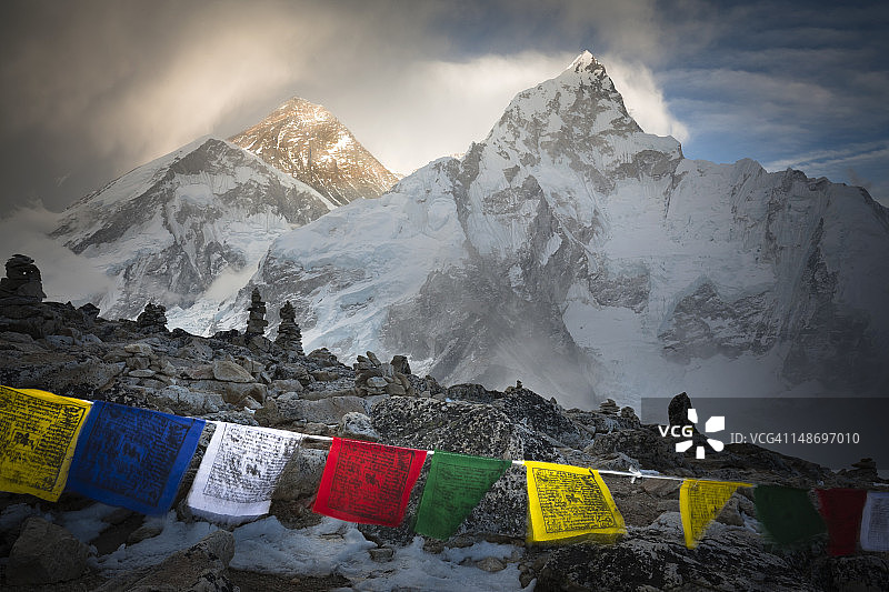 卡拉帕塔 (~5600米) 的祈祷旗，背景是努子峰和珠穆朗玛峰图片素材