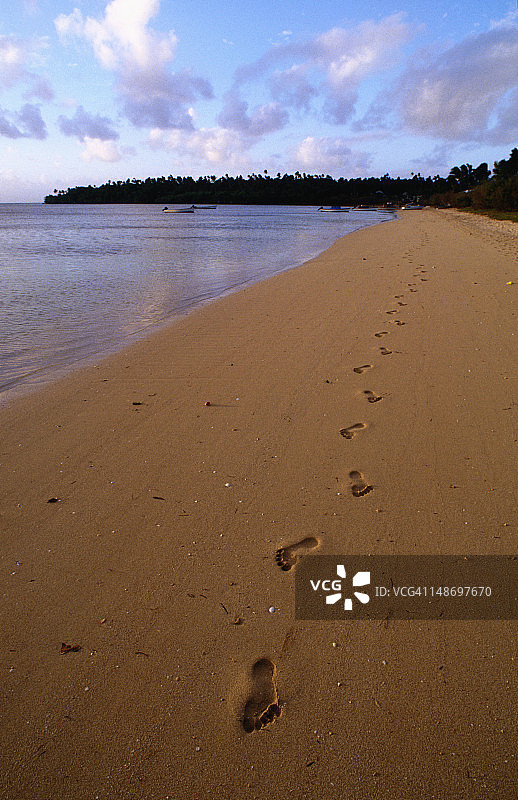 沙滩上的足迹图片素材