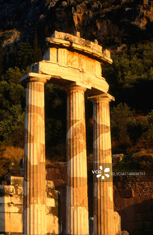 德尔斐的圆形建筑物柱廊。学者们仍不确定其用途，最初由圆形基座上的二十根柱子组成。图片素材