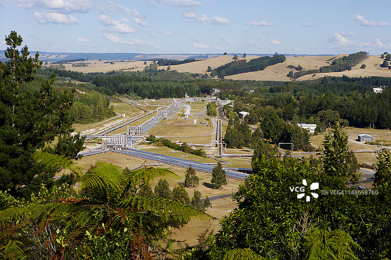 怀拉基发电站的地热井和管道图片素材