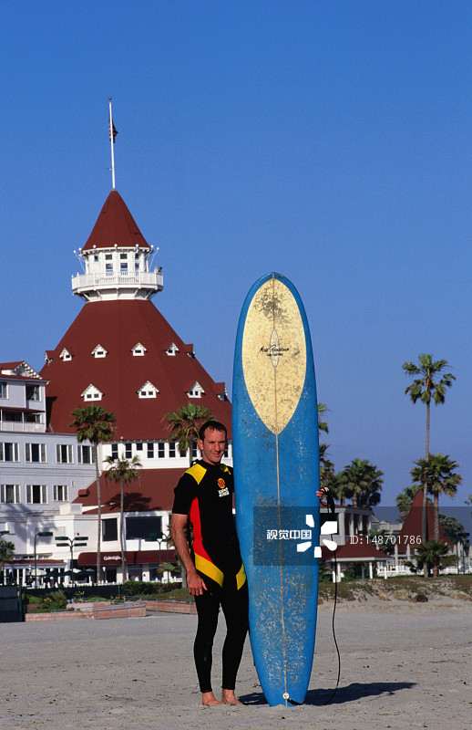 冲浪者和冲浪板，背景是科罗纳多酒店图片素材