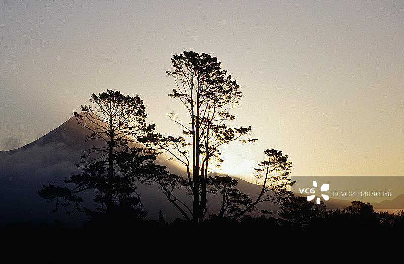 塔拉纳基山（埃格蒙特山）的日落，埃格蒙特国家公园图片素材