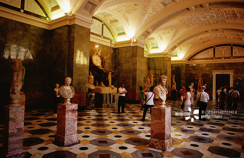 冬宫内的游客图片素材