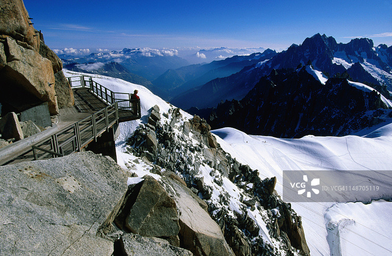 勃朗峰山谷的南针峰游客图片素材