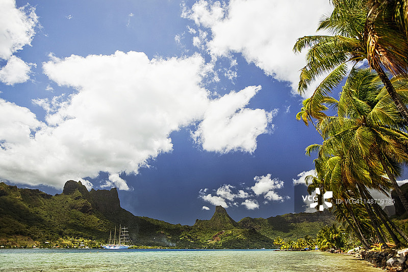 库克湾风光：右侧穆阿普塔山与左侧提阿拉伊山，海湾中停泊着高大的帆船图片素材