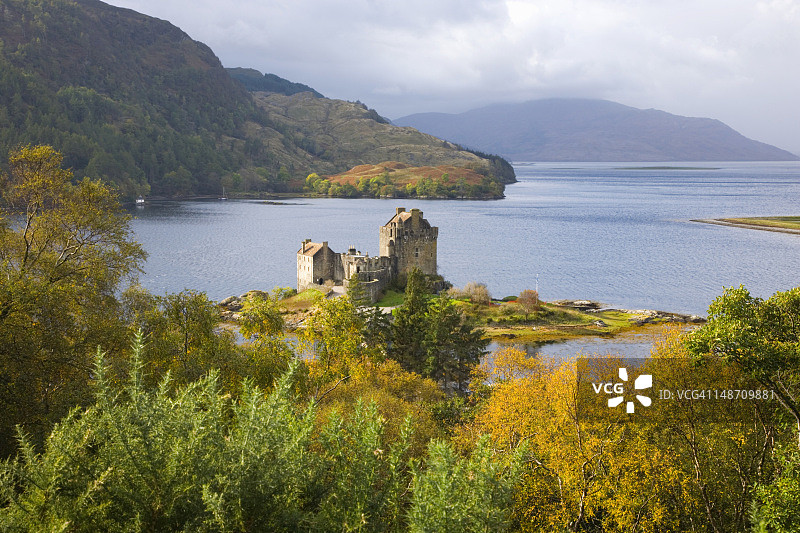 多尼附近，从秋天的树木望向艾琳多南城堡图片素材