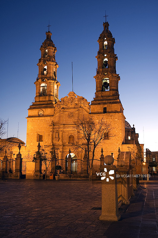 夜晚灯火通明的教堂图片素材