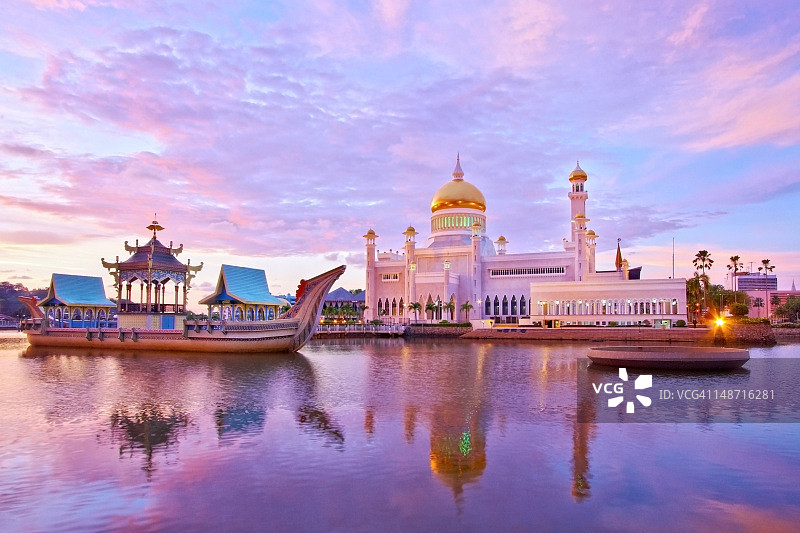 奥马尔·阿里·赛福鼎清真寺的傍晚阳光和水面倒影图片素材