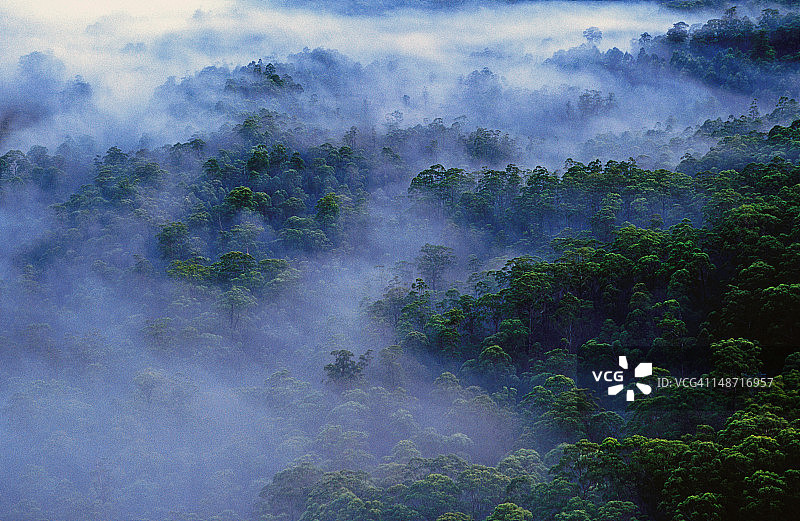 从多纳吉斯山下的富兰克林河谷升起的云彩图片素材