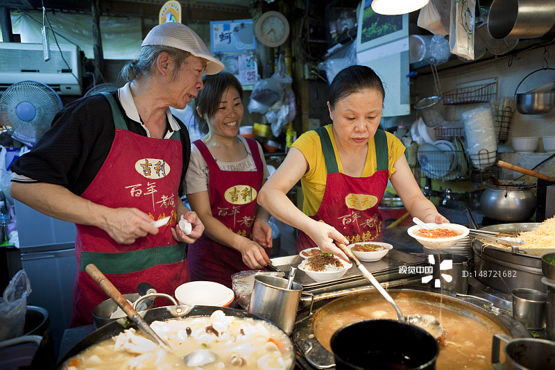 人们在士林夜市的摊位上准备食物图片素材