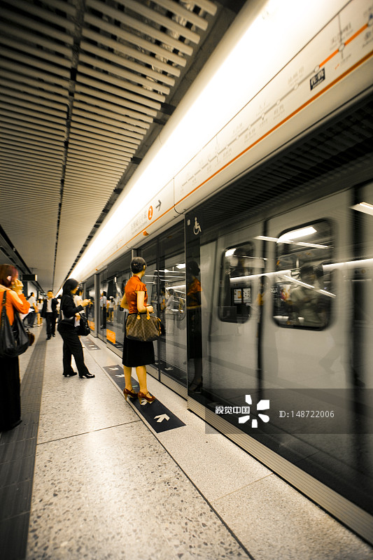 等待地铁列车的通勤者图片素材