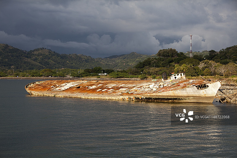 沉船的锈迹斑斑的残骸图片素材