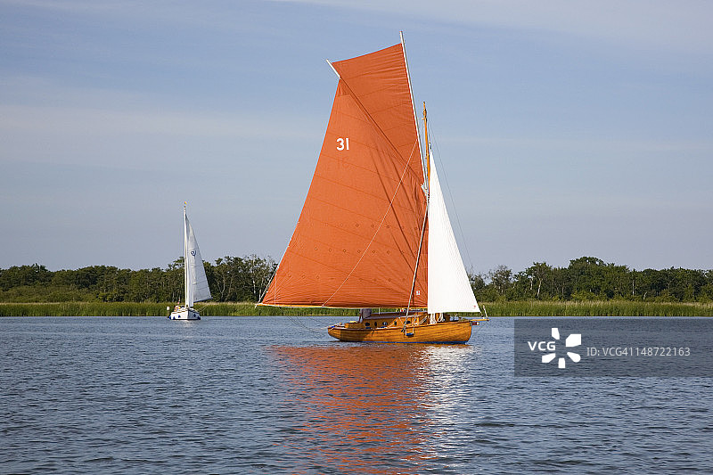 诺福克郡巴顿布罗德上的传统木制帆船图片素材
