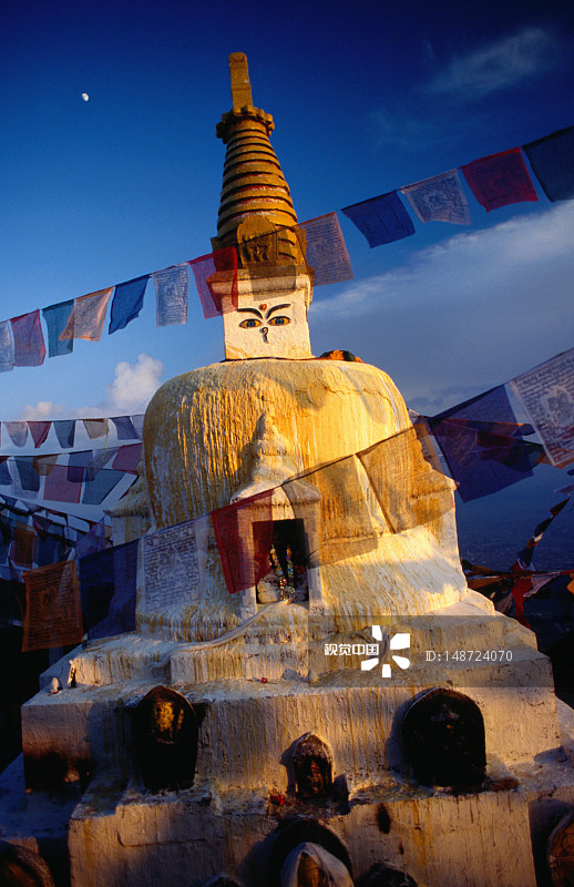 加德满都谷地，围绕着纳加尔俊佛塔的祈祷旗图片素材