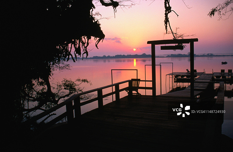 拉马奈哨所旅馆码头的新河日出图片素材