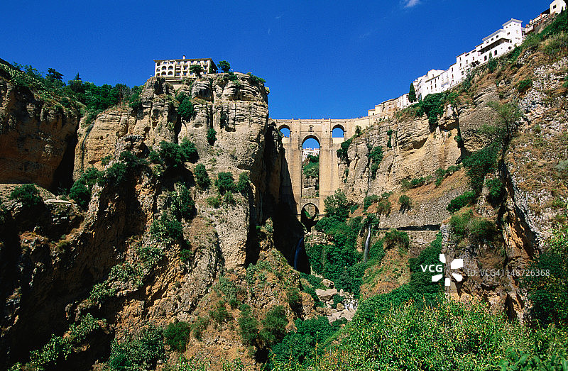 城市与新桥，悬崖脚下图片素材