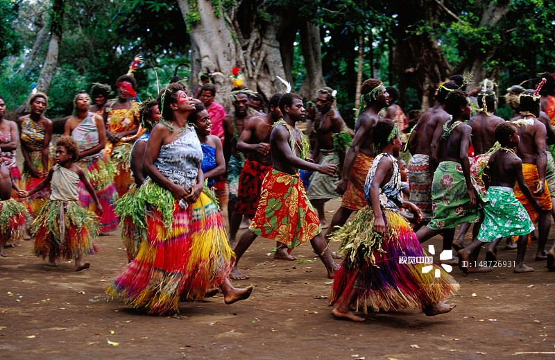 村民在Iunier kastom村表演传统舞蹈图片素材