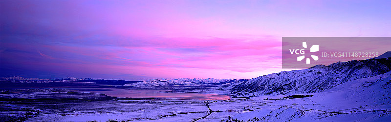 黄昏时分被雪覆盖的群山，莫诺湖图片素材