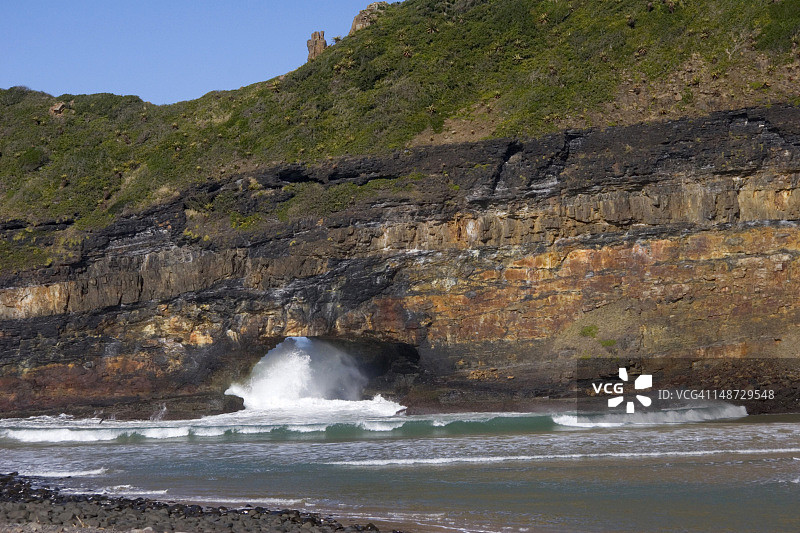 岩石上的洞穴海岸线图片素材