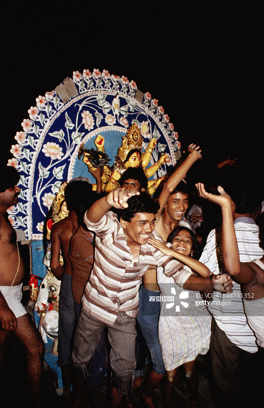 在Dussehra节（也称为Durga Puja）期间，印度教神灵在街上游行图片素材