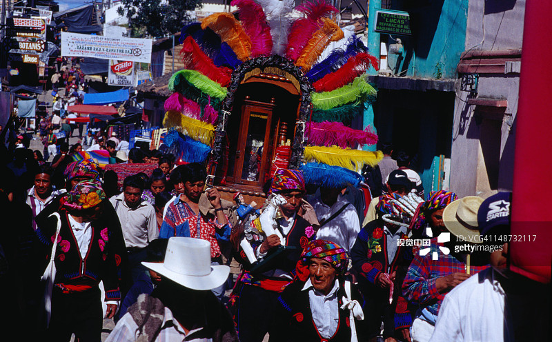 奇奇卡斯德南戈村庄街道上的宗教兄弟会游行图片素材