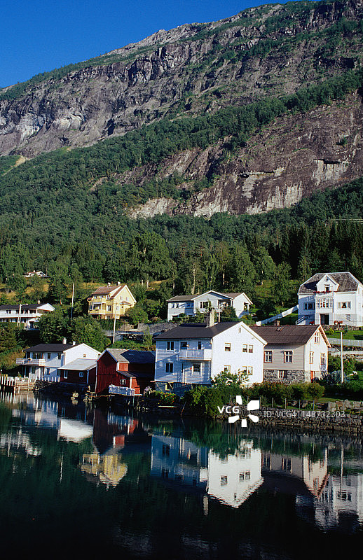 西峡湾：河畔房屋依偎悬崖，镜面水景尽收眼底图片素材