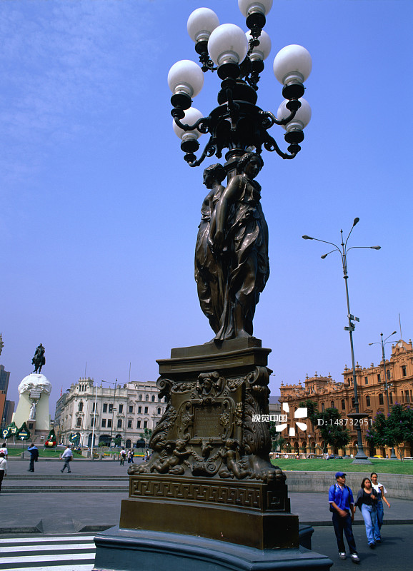 利马街上精美的铸铁灯柱，背后是圣马丁广场图片素材