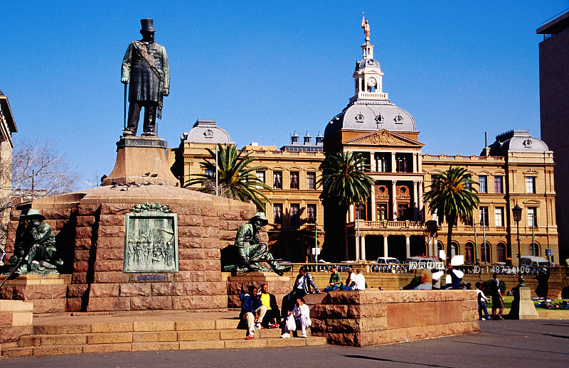 克鲁格雕像和教堂广场图片素材