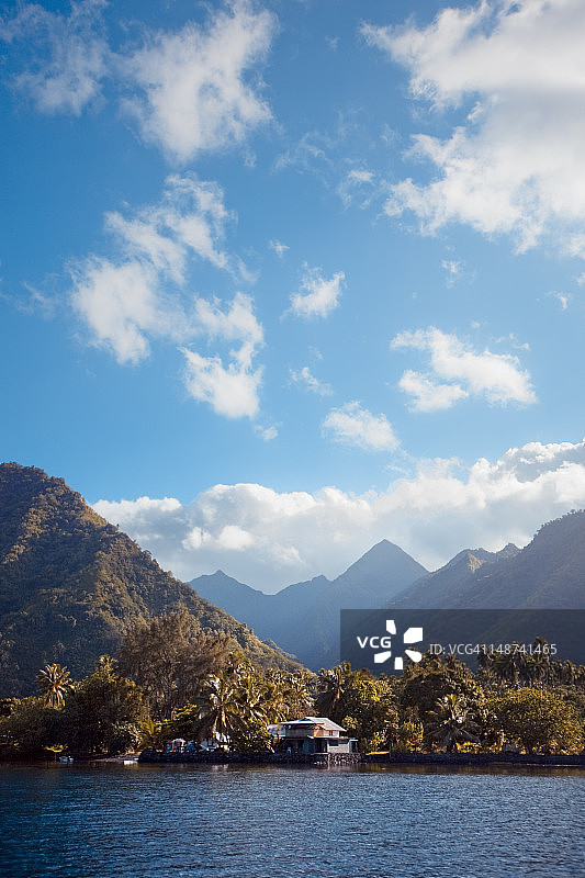 眺望塔希提伊蒂山脉的特胡普奥海岸图片素材