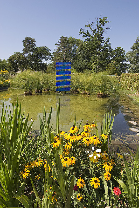 有游客的城堡花园图片素材