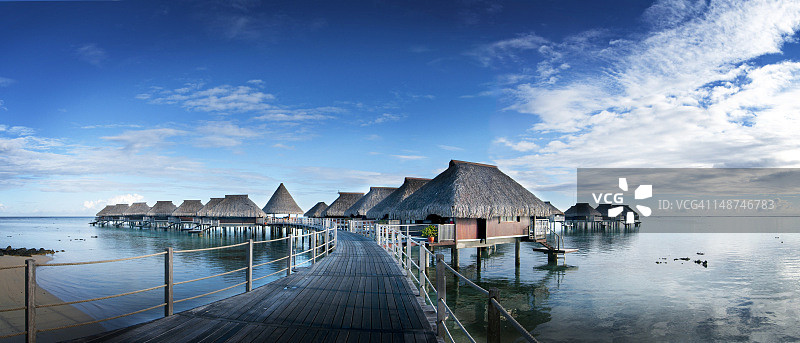 希尔顿度假酒店的水上小屋全景照片图片素材