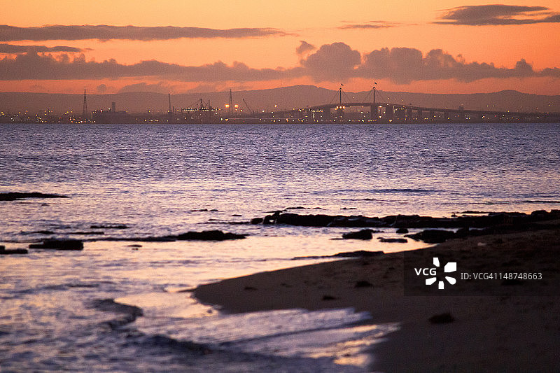 日落时分的菲利普港湾与韦斯特 gate 大桥图片素材