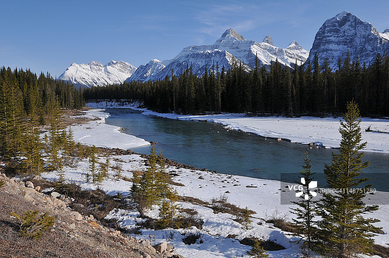 班夫至贾斯珀途中所见的落基山脉景观图片素材