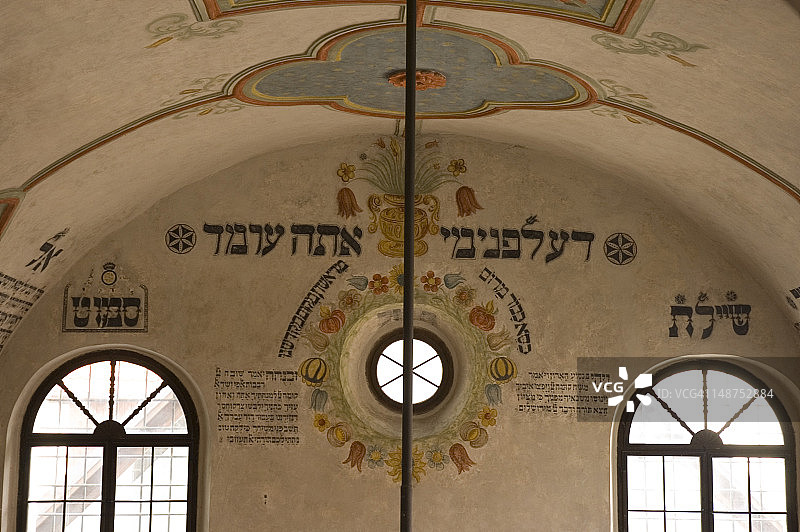 犹太人隔离区后方（新）犹太教堂墙壁上的室内壁画和希伯来语神圣文本。图片素材