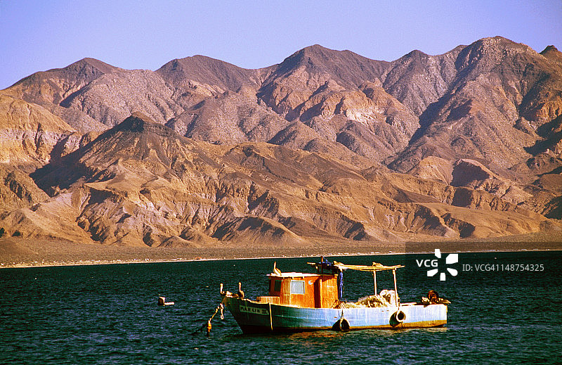停泊的船只与山脉背景，科尔特斯海图片素材