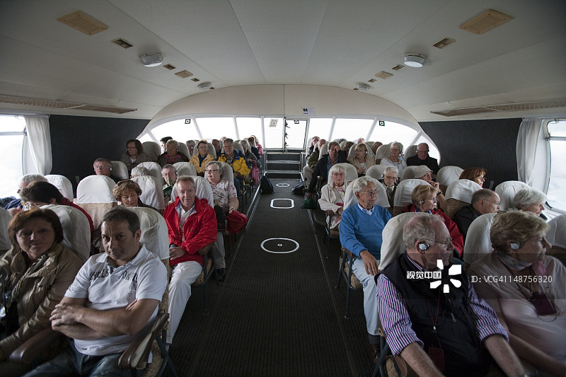 乘坐高速水翼船往返彼得霍夫宫（彼得宫城）和市中心的乘客图片素材