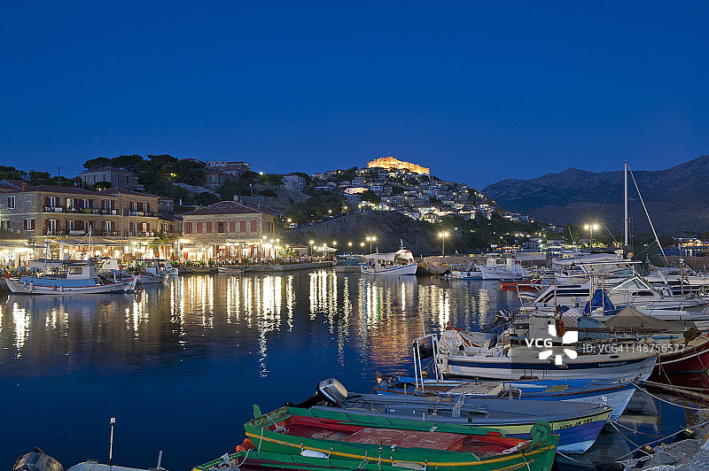 黄昏时分的莫利沃斯港口和村庄全景图片素材