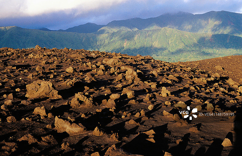 亚苏尔火山上坡的熔岩平原图片素材