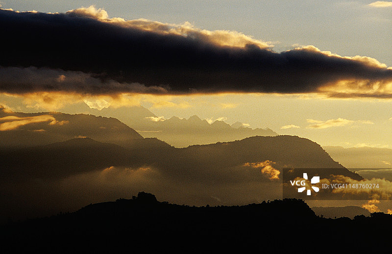 萨朗科特日出时分的马纳斯鲁喜马拉雅山脉图片素材
