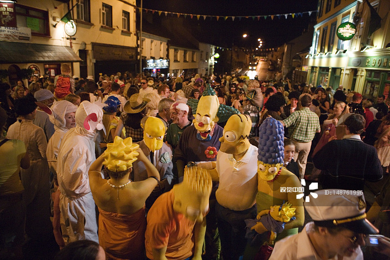 厄恩节上的街道人群图片素材