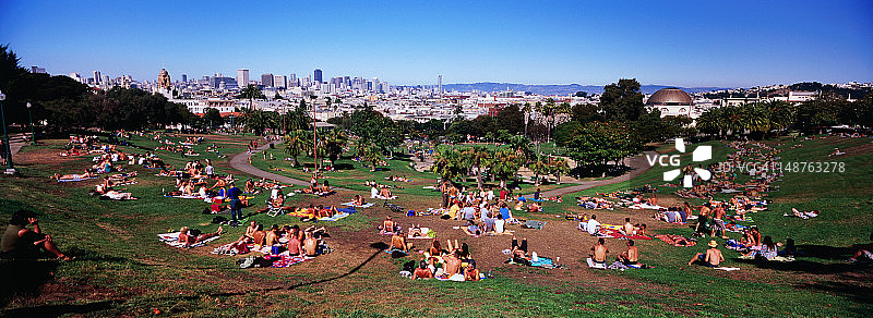 人们在多洛雷斯公园放松图片素材