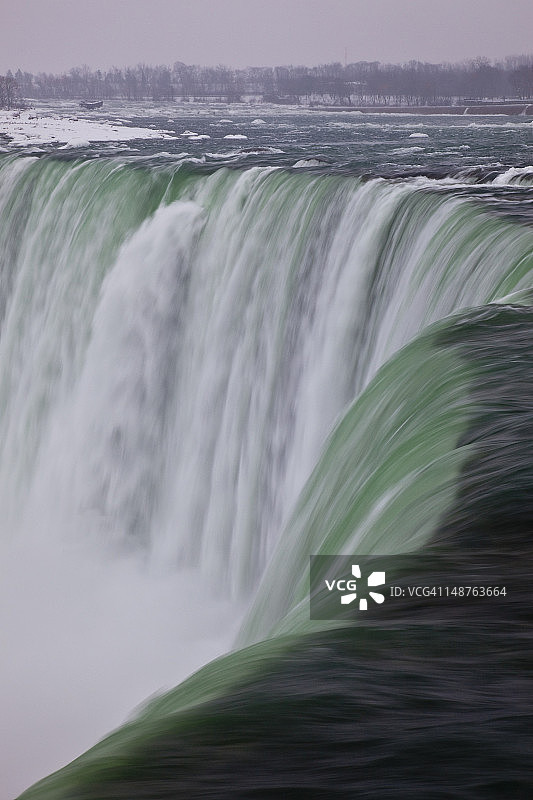 冬季尼亚加拉瀑布的马蹄瀑布段图片素材