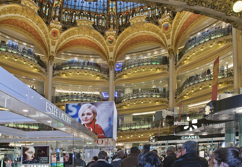 奥斯曼大道上的老佛爷百货内部图片素材