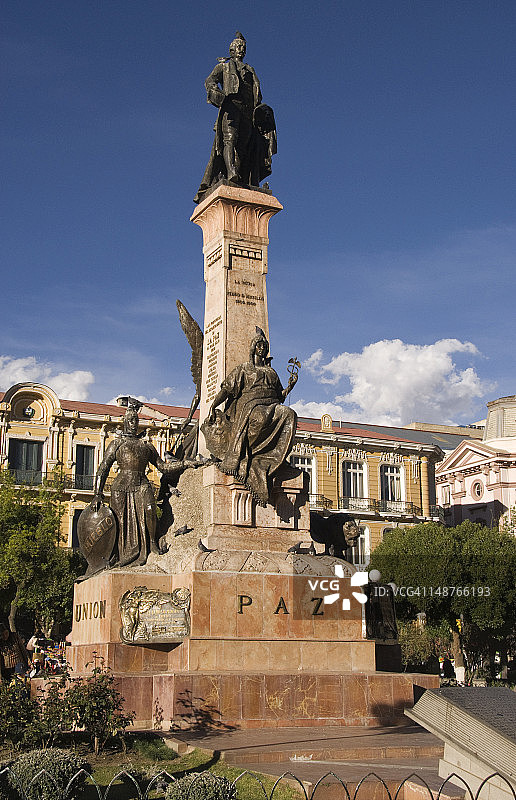 总统府和瓜尔贝托·维利亚罗埃尔总统在穆里略广场的雕像图片素材