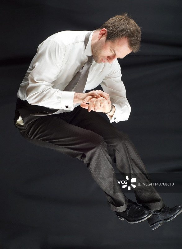 看表的飞行商人图片素材