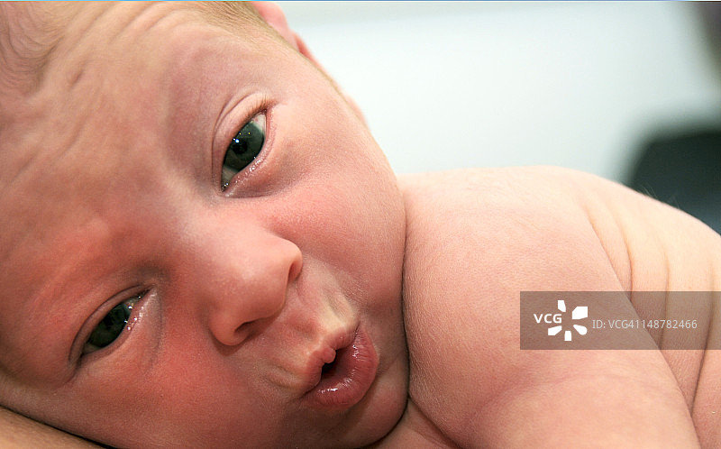 撅着嘴的新生儿趣照图片素材