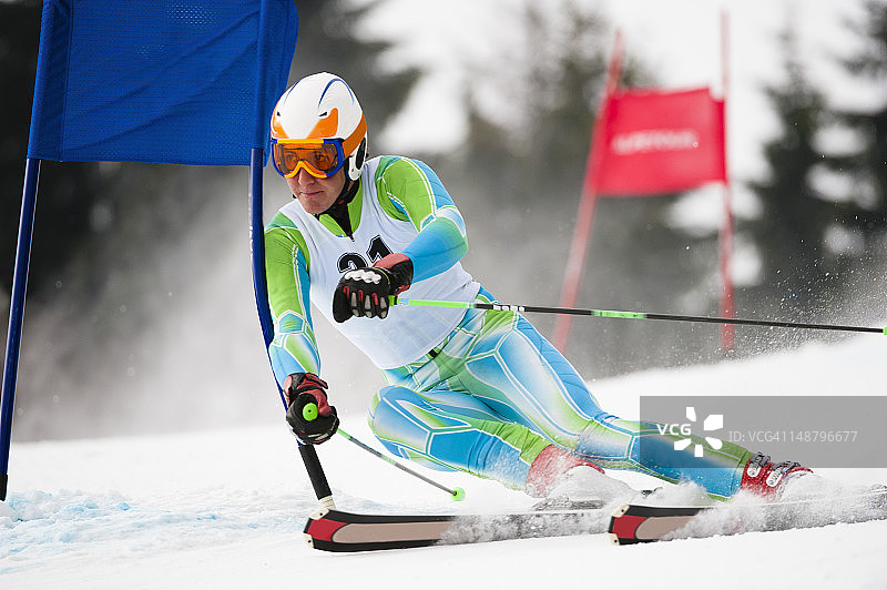 大回转滑雪比赛图片素材