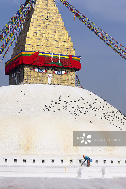 清洁工在粉刷过的博达哈大佛塔工作图片素材